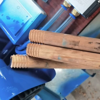 Outil de traitement des fils de tiges en bois pour la production de barres de balai dans les ateliers de matériaux de construction