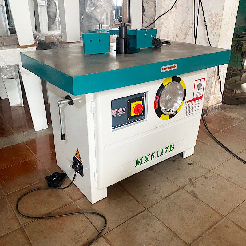 Machine de fraisage à table verticale pour le travail du bois avec une épaisseur de travail maximale de 120 mm