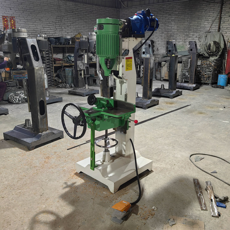 Forage vertical, mortier perforant, tenseur, mortier pour la fabrication de panneaux en bois