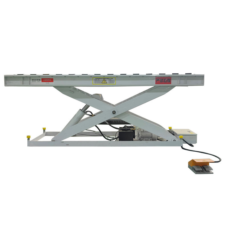Table à rouleaux électriques à ciseaux de 1500 kg pour le chargement de panneaux sur un équipement de scie à panneaux CNC