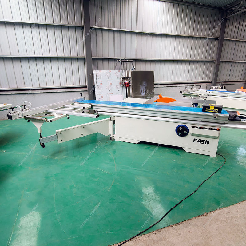 3200*425mm Table coulissante longueur * largeur F45N Travail du bois CNC Scie de précision 45 degrés