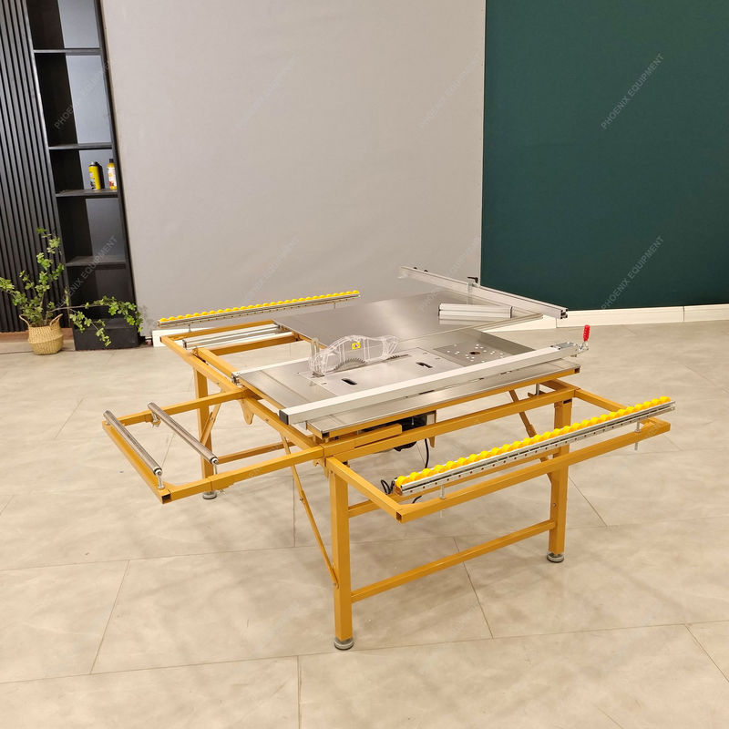 Scie à panneaux de coupe pour l'usinage du bois avec table pliante portable et technologie de scie à coulisse