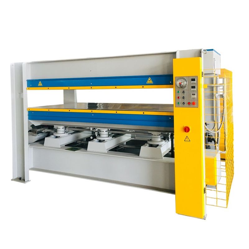Machine de pressage à chaud en bois laminé de porte moulée en bois avec une productivité élevée et bonne