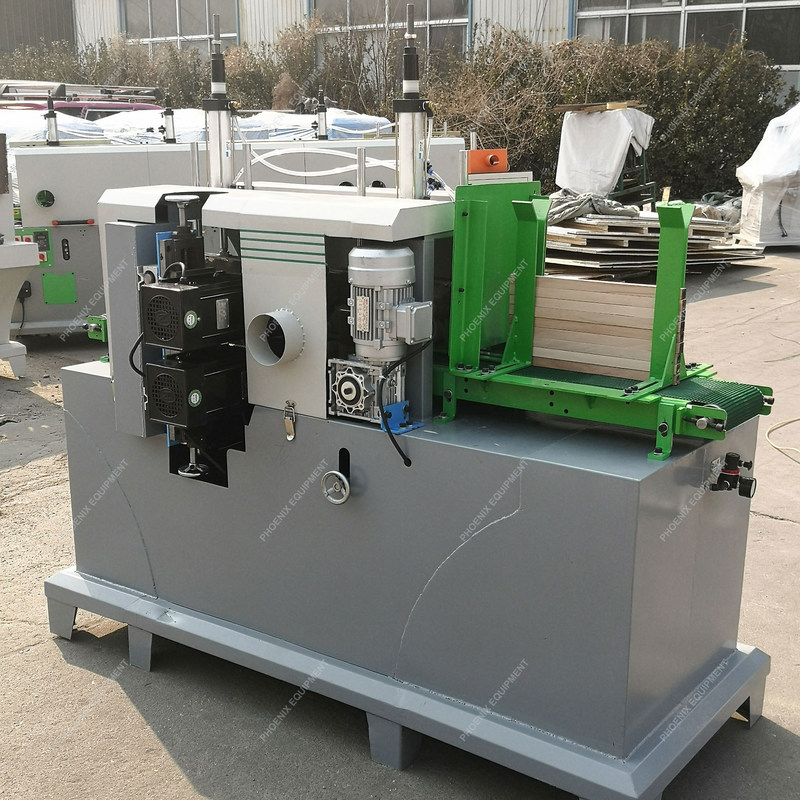 Machine de ponçage à bande de bois avec quatre rouleaux et fonctionnalité de ponçage à quatre côtés