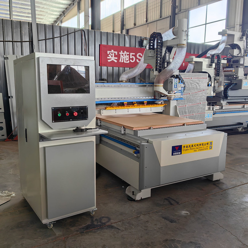 Moteur à fuseau à 9 kW Pouvoir de travail du bois Machine de routage CNC pour couper des meubles en contreplaqué