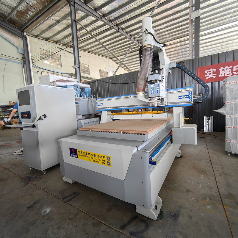 Machine à routeur CNC pour le travail du bois avec échangeur d'outils automatique linéaire et haute durabilité