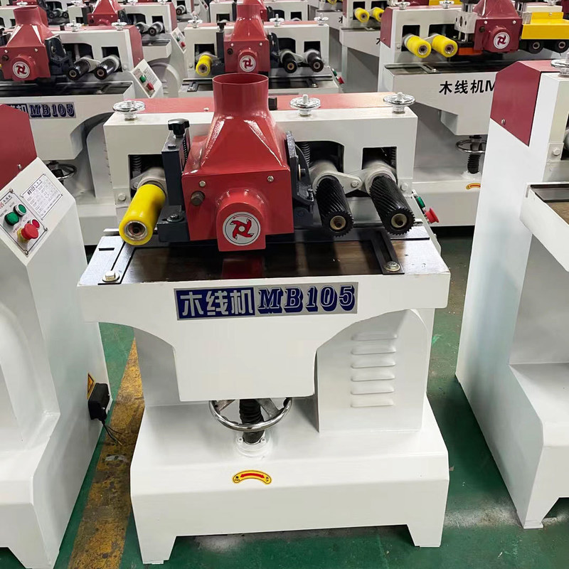 Machine de moulage de profilés de bois avec fonctionnement facile